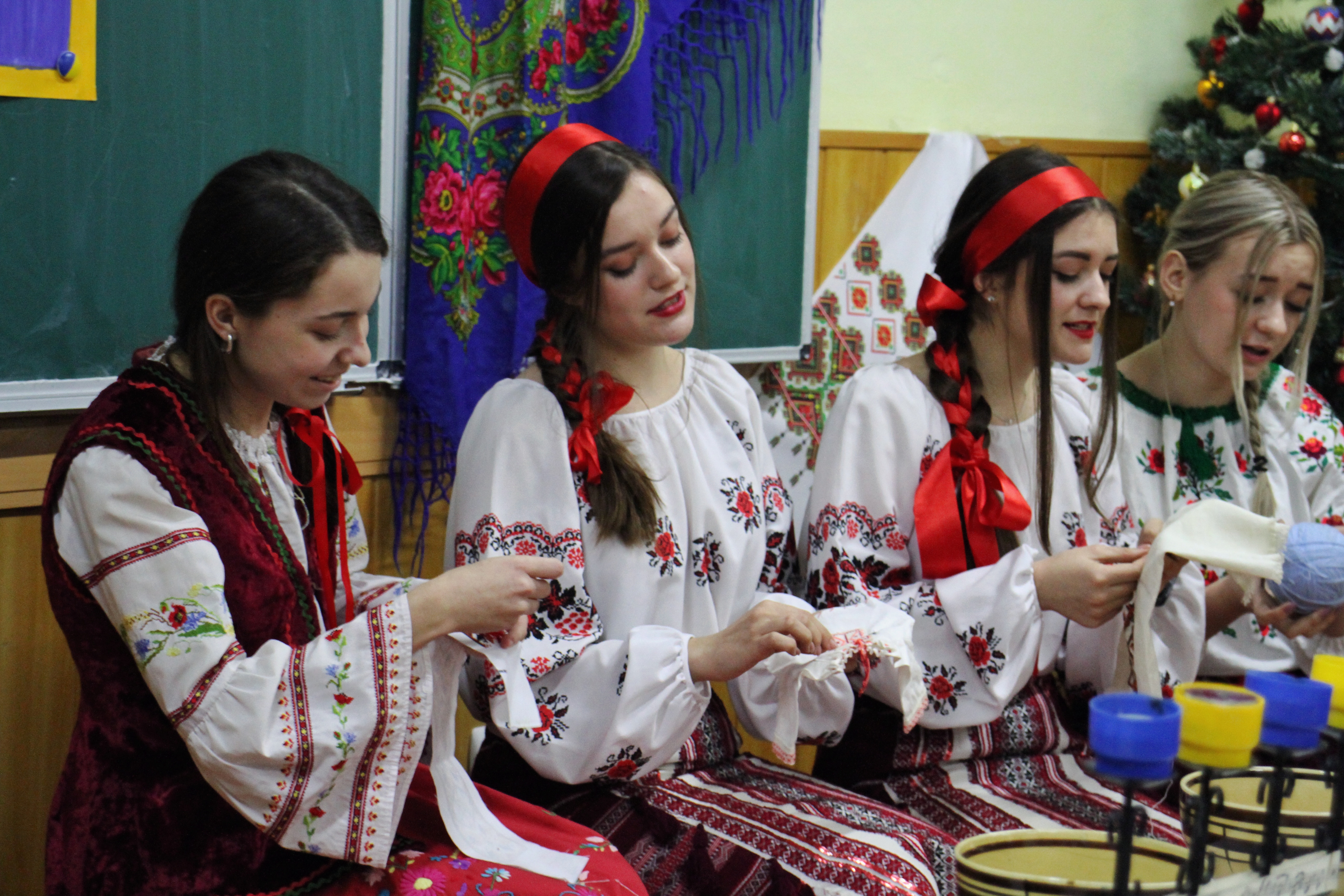 Дівчата вишивають і співають пісні